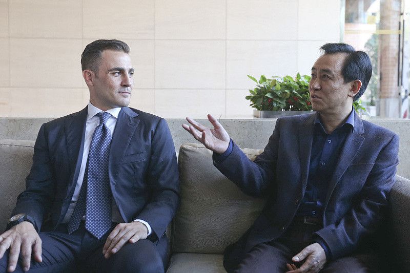 安凯风见此，连忙拿起自己的手机，解锁之后，惊呼道：手机有信号了。